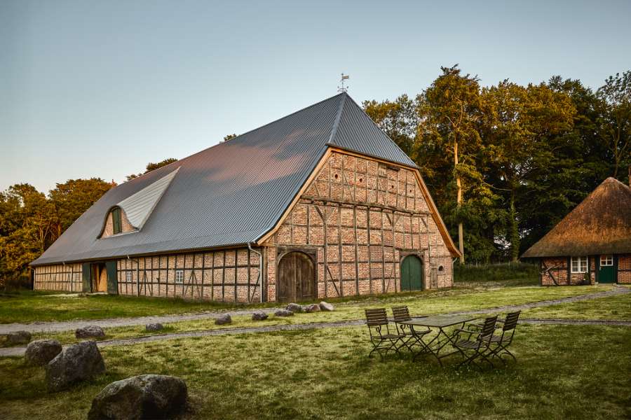 Smuk tagkonstruktion bringes til live med pandeplader, Gut Godderstorf, 23779 Neukirchen, Tyskland